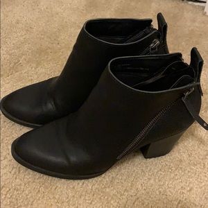 BLACK ANKLE BOOTS / BOOTIES!  REALLY CUTE!